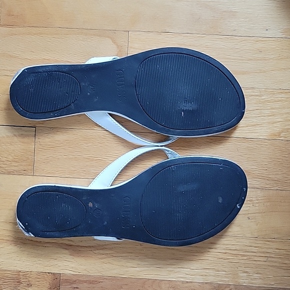 White flip flop sandal by Guess, size 9 w/ silver guess emblem. - Picture 3 of 3